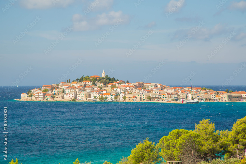 Panorama der Stadt und der idyllischen Badebucht von Primosten, Kroatien