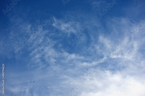 青空と雲「空想・雲のモンスターたち（おぼろげに姿が現れているイメージなど）」（胸をそらす、起き上がる、跳ね上がるなどのイメージ）