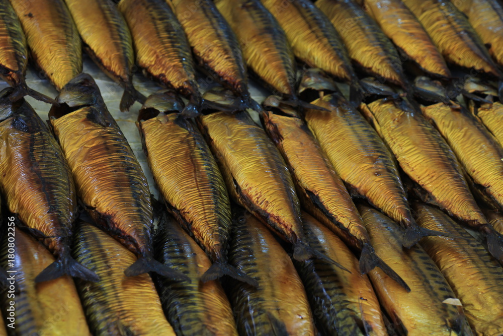 Obraz premium Smoked mackerel on market stall