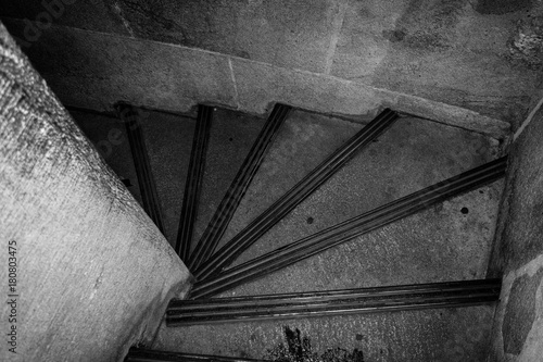 Escadaria sobria em preto e branco photo