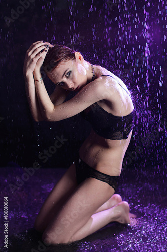 Рыжая девушка под дождём, в фиолетовом свете
