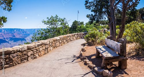 фотографія Bench on the path at the Grand Canyon Village