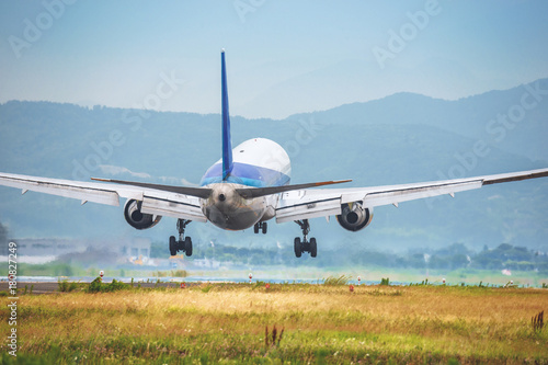 離陸する旅客機