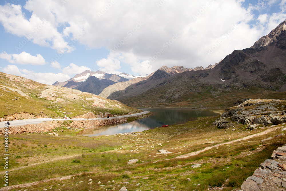 Lago in alta montagna in estate