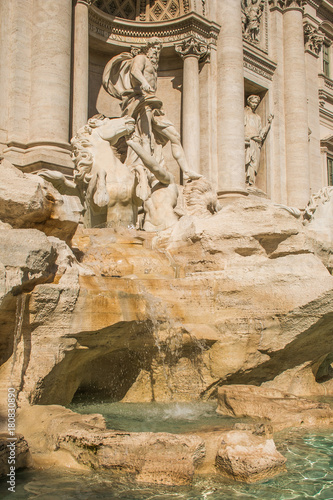 Dettagli della splendida fontana di Trevi a Roma