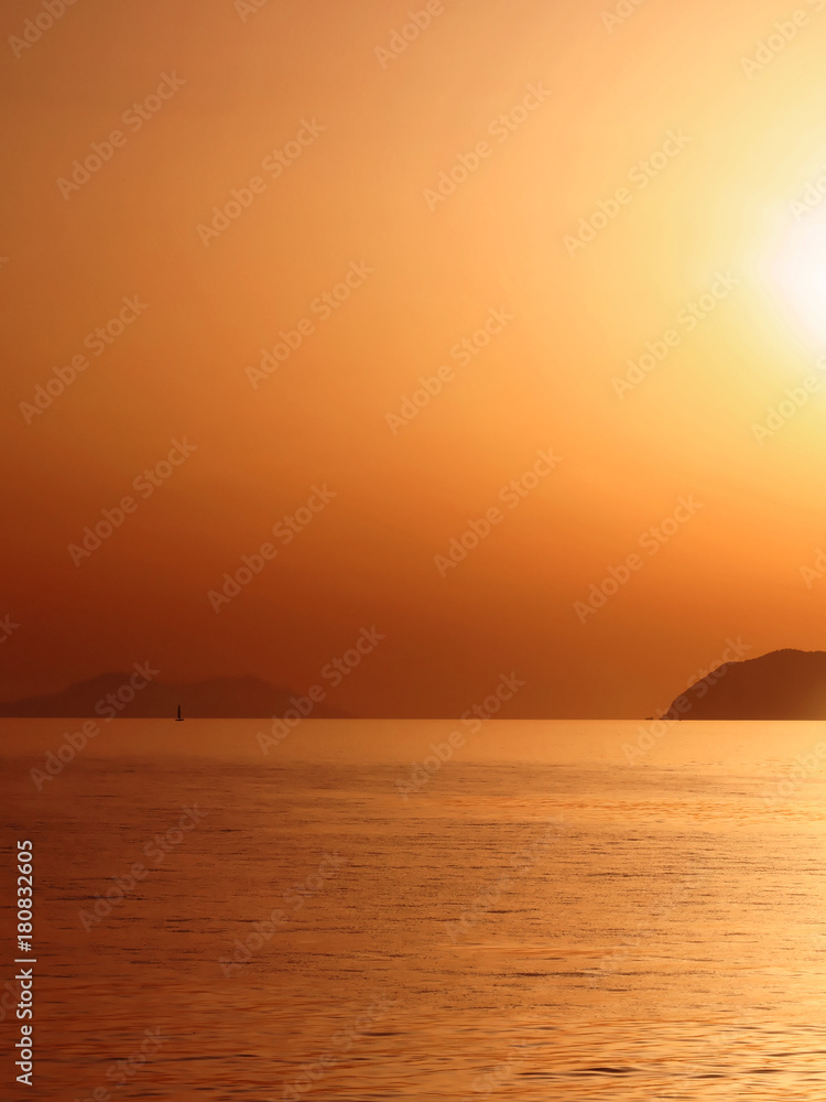 Coucher de soleil depuis la côte, mer, îles