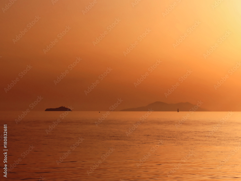 Coucher de soleil depuis la côte, mer, îles Coucher de soleil depuis la côte, mer, îles