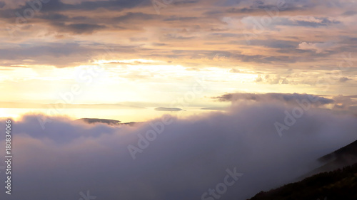 Coucher de soleil vue de la montagne, nuages