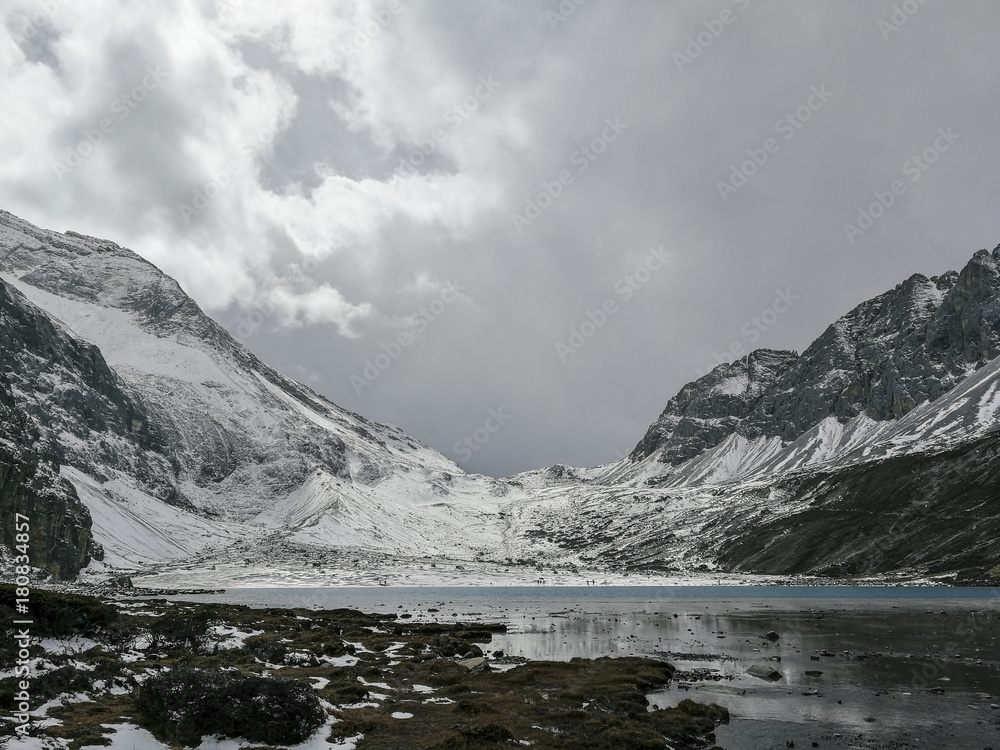 Fototapeta premium The scenery of the snowy mountains