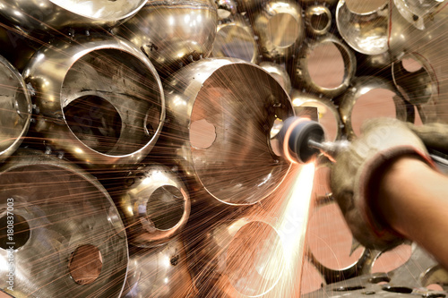 Photos Worker grinding metal sculpture in Brianza furniture district