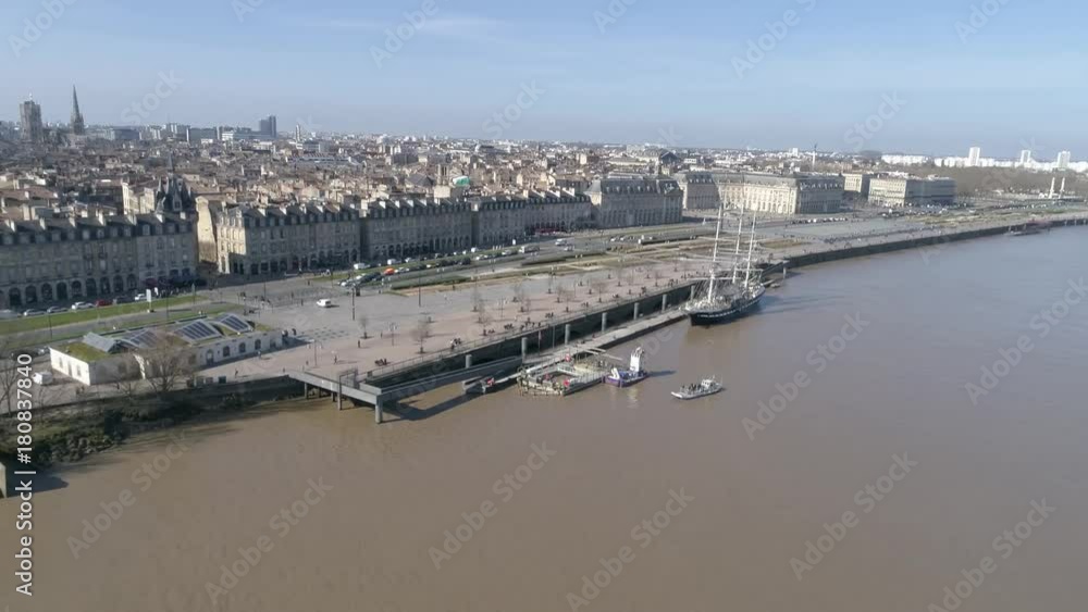 Quais de Bordeaux Quais de Bordeaux
