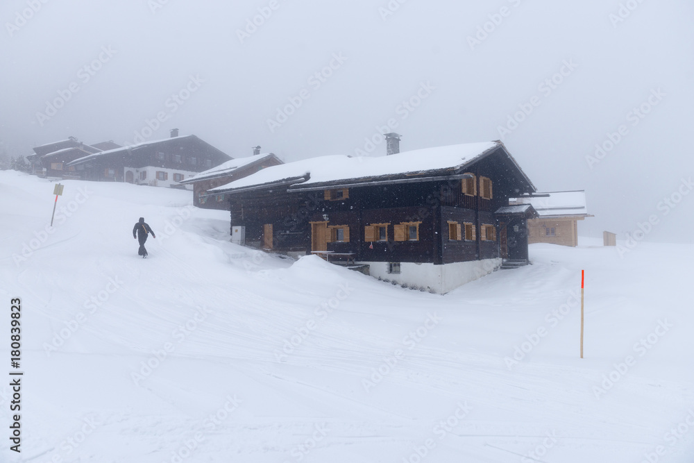 Österreich, Montafon, Garfrescha Almdorf auf 1550 m Höhe, urige Skihütte im Almdorf.