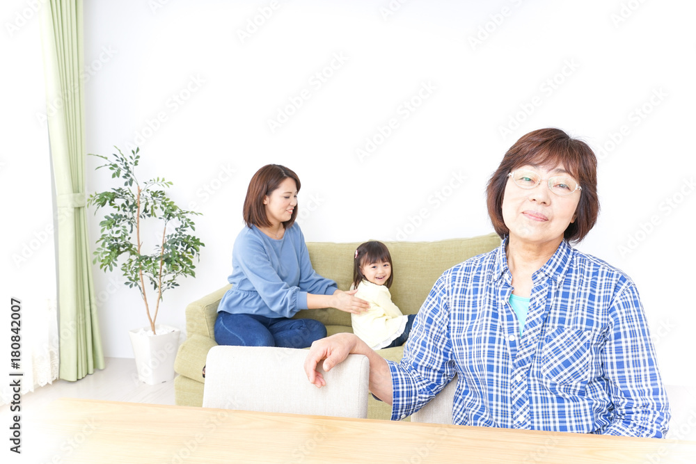 ふるさとに子供と帰省する家族