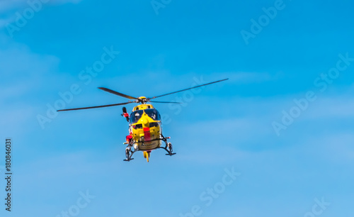 A rescue helicopter in use on the North Sea coast.Ein Rettungshubschrauber im Einsatz an der Norseeküste.