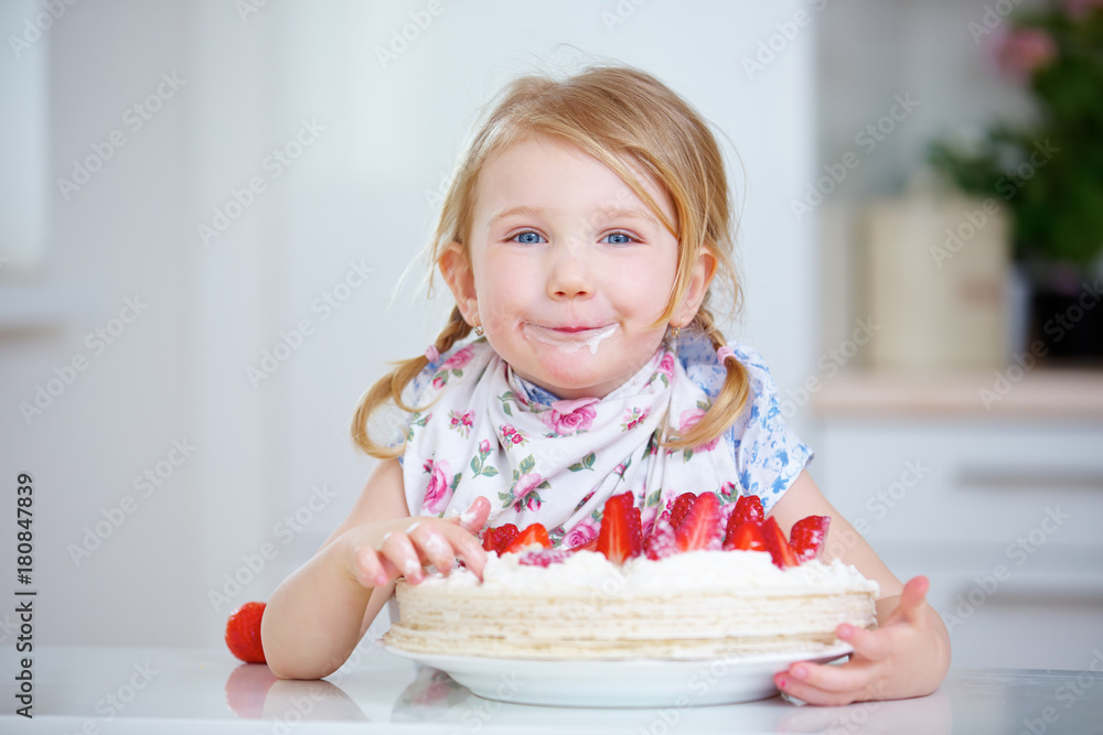 Kind beim Essen einer Erdbeertorte Kind beim Essen einer Erdbeertorte