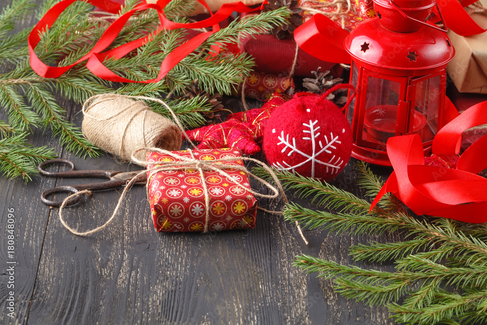 Φωτογραφία Christmas or New Year dark wooden background, Xmas black board framed with seaso