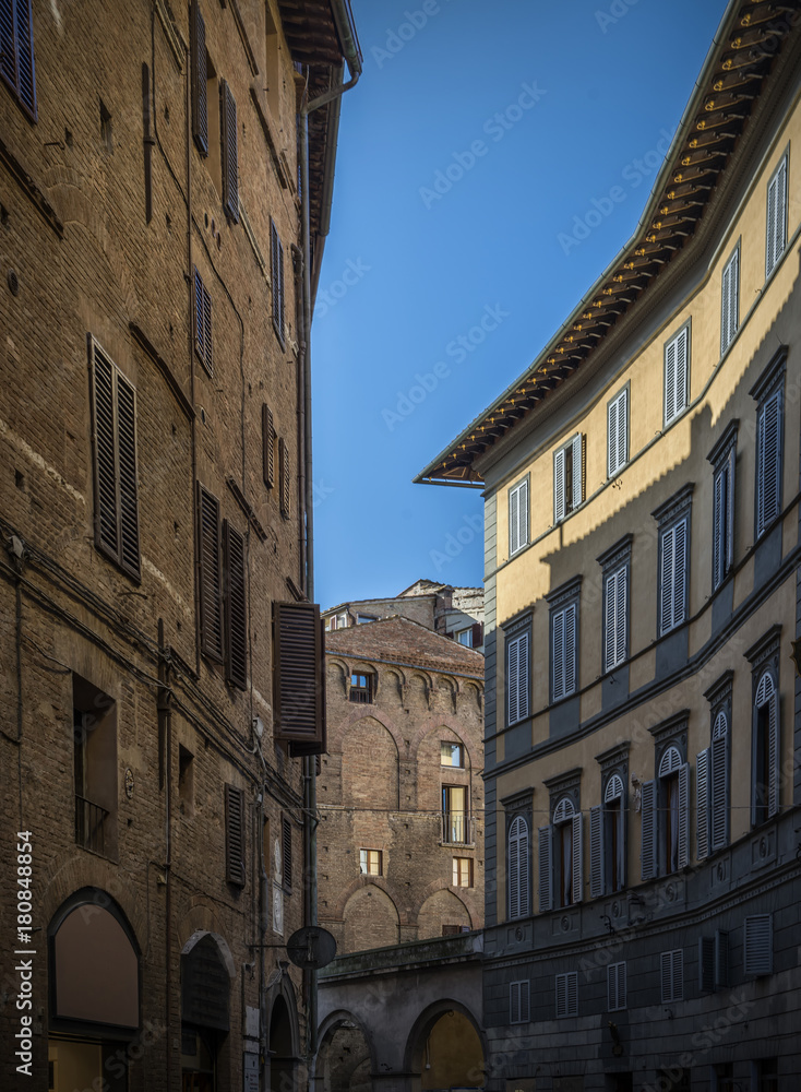 Narrow street in siena itali, toscana day time