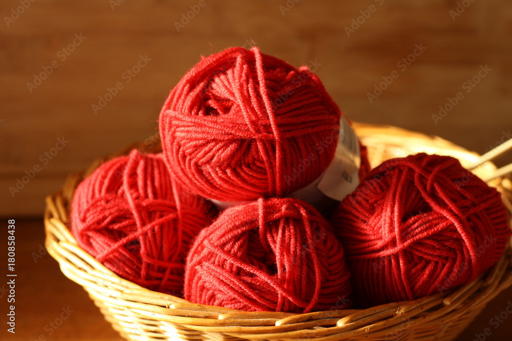 korb mit roter wolle, stricken Stock Photo | Adobe Stock