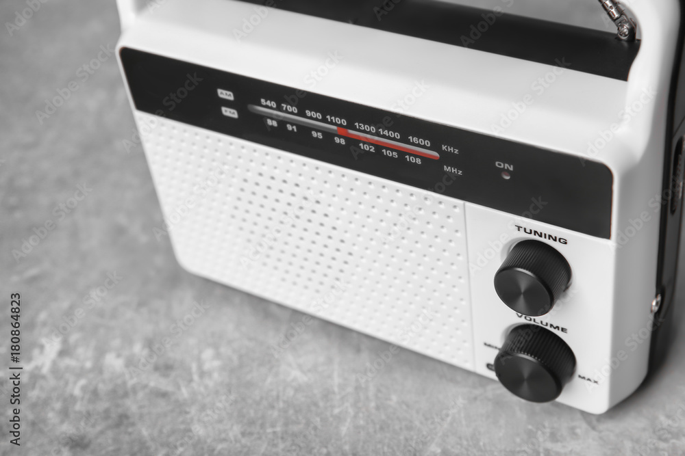 Obraz premium Retro radio on table, closeup