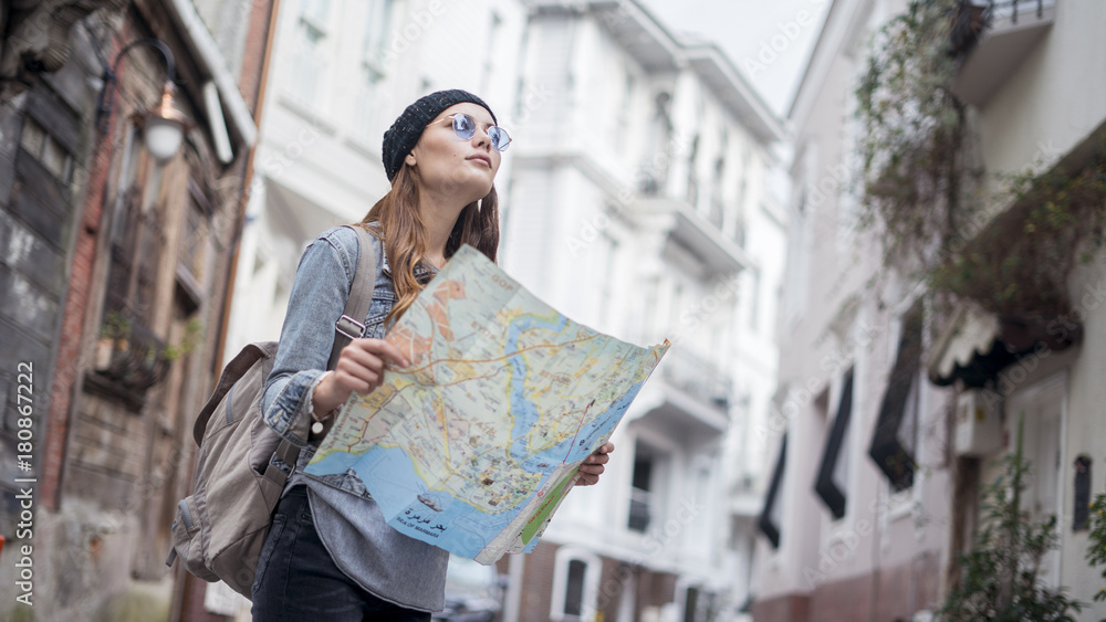 Young tourist woman hand map in outdoors - obrazy, fototapety, plakaty 