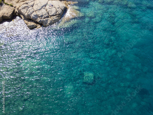 Obraz na plátně Vista aerea di scogli sul mare
