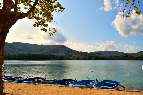 paesaggio del lago di Banyoles, il più grande lago della Catalogna, nella provincia di Girona in Spagna photo