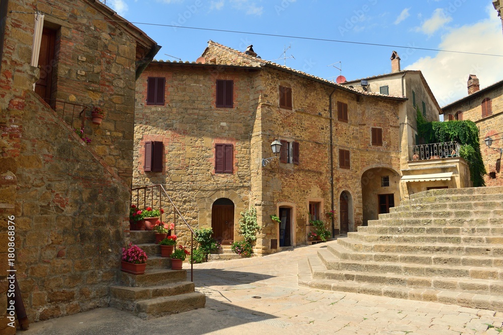 affascinante borgo medievale di Monticchiello in provincia di Siena Toscana, Italia