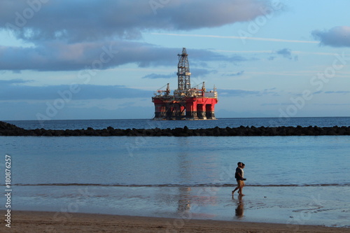 Fotografie Oil platform at the beautiful beach of Las Teresitas in Tenerife
