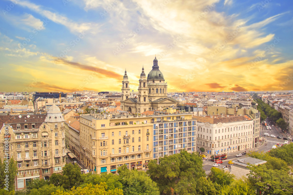Naklejka premium Beautiful view of the Basilica of Saint Stephen and the historic center of Budapest, Hungary