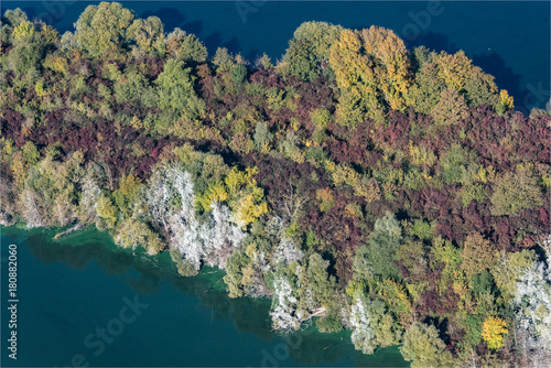 Vue aérienne d'arbres à l'automne à la Base de Loisirs Val de Seine dans les Yvelines en france