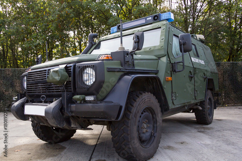 Foto german armored military police vehicle stands on platform