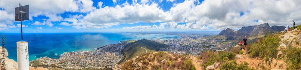 Panoramaaufnahme von Kapstadt und Tafelberg sowie Signal Hillaufgenommen vom Lions Head tagsüber bei blauem Himmel mit einigen weißen Wolken fotografiert in Südfrika im September 2013 Panoramaaufnahme von Kapstadt und Tafelberg sowie Signal Hillaufgenommen vom Lions Head tagsüber bei blauem Himmel mit einigen weißen Wolken fotografiert in Südfrika im September 2013