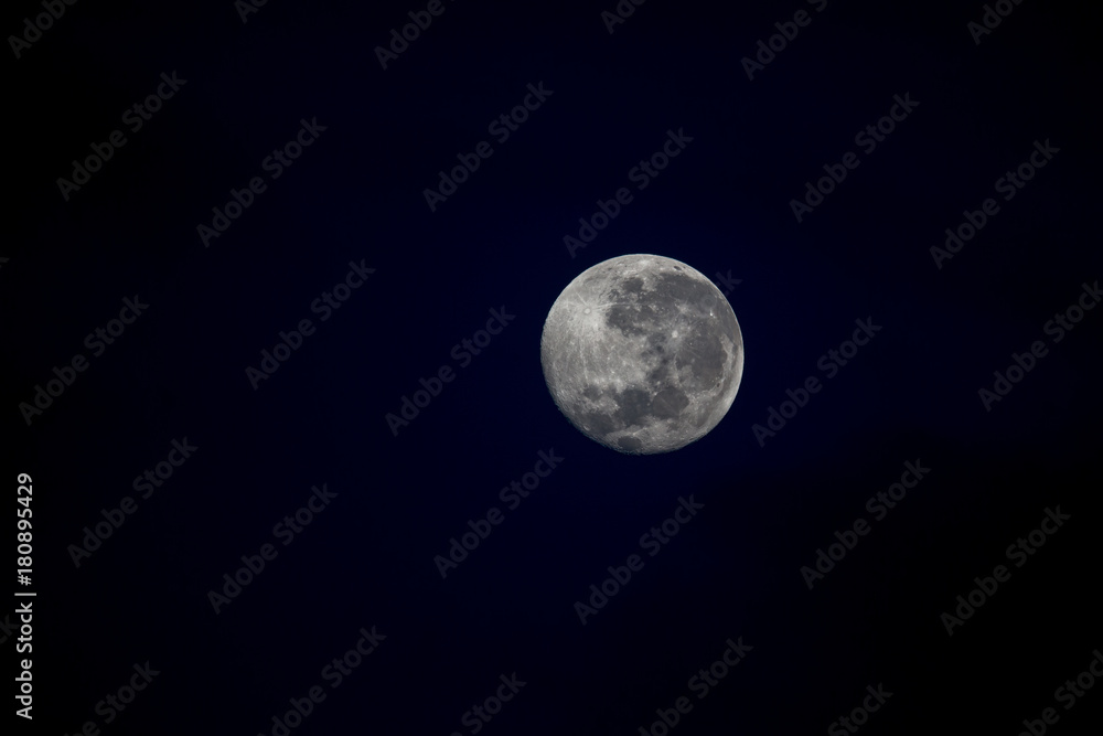 Fototapeta premium Der Mond über Tansania