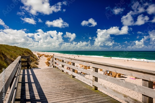 Fototapeta Naklejka Na Ścianę i Meble -  Holzsteg als Zugang zum Strand am Meer.