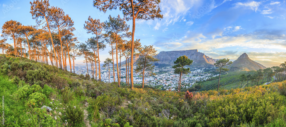 Naklejka premium Zdjęcie panoramiczne Kapsztadu z Górą Stołową z Signal Hill o zmierzchu i oświetlonego miasta sfotografowanego w RPA we wrześniu 2013 r.