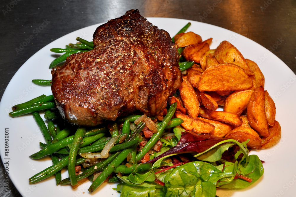 Rinderfilet mit Kartoffel Wedges und grünen Bohnen Rinderfilet mit Kartoffel Wedges und grünen Bohnen