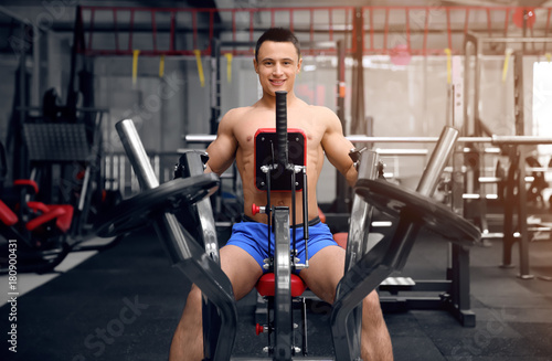 Fototapeta Naklejka Na Ścianę i Meble -  Muscular man training in gym