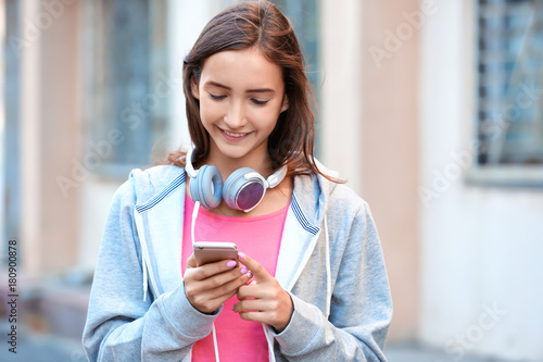 Attractive teenage girl wit...