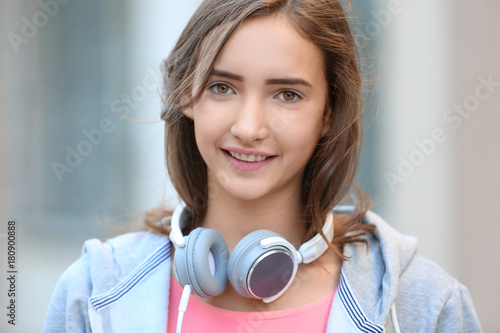 Attractive teenage girl wit...