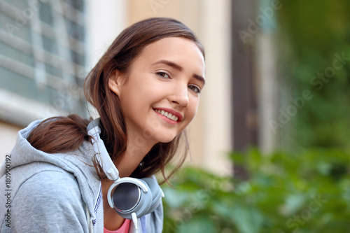 Attractive teenage girl wit...