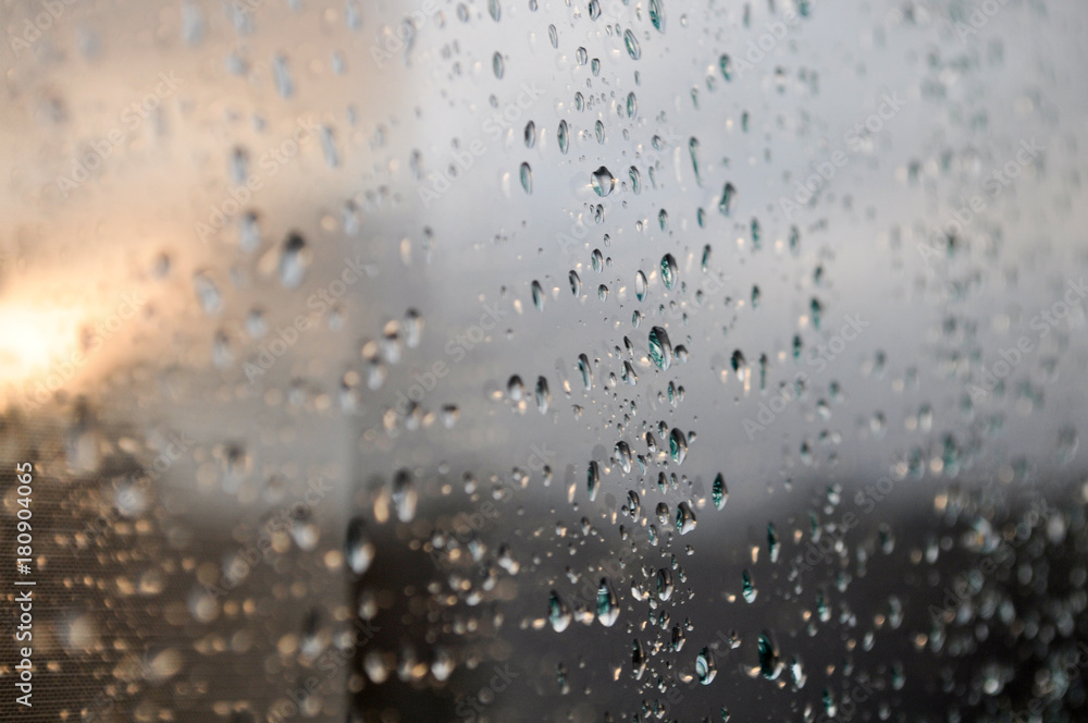 Regentropfen auf Fensterscheibe