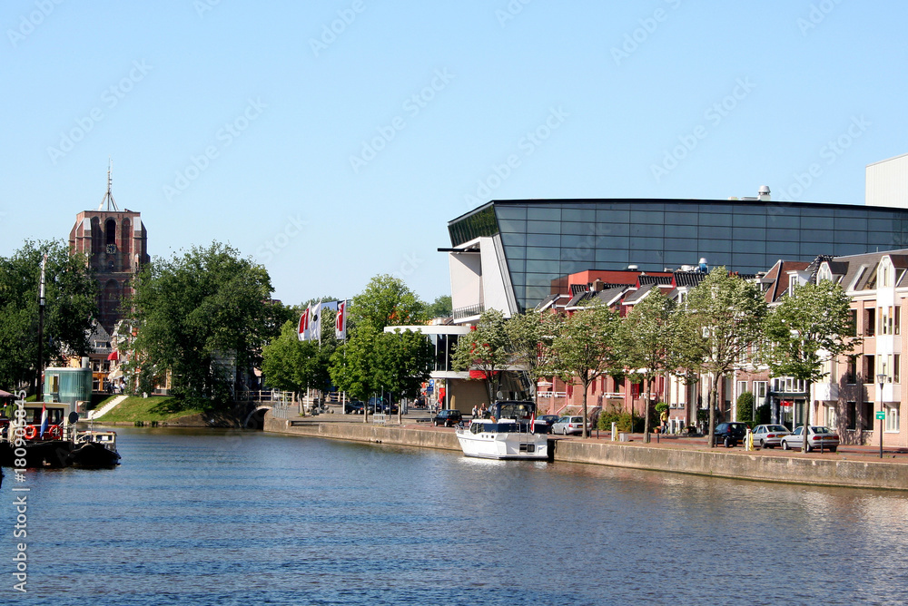 Obraz premium Leeuwarden, Nieuwe Kanaal na Emmakade