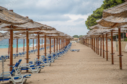 Fototapeta Naklejka Na Ścianę i Meble -  leere Sonnenschirmreihen in der Nebensaison