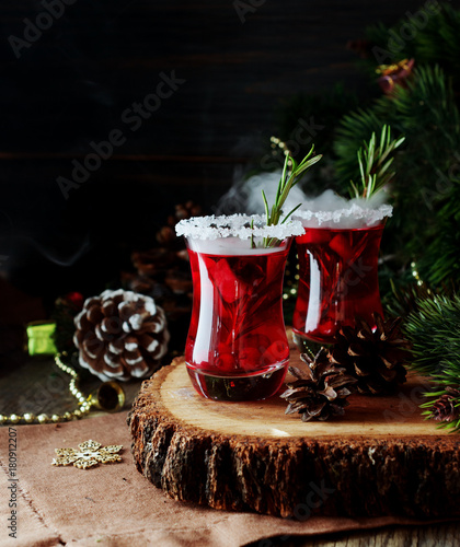 Foto glass of hot mulled wine for the new year with ingredients for cooking, nuts and