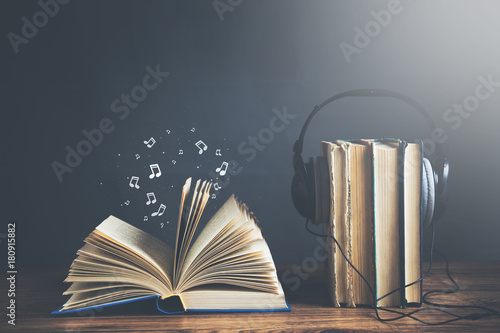 Foto open musical notes book with earphone