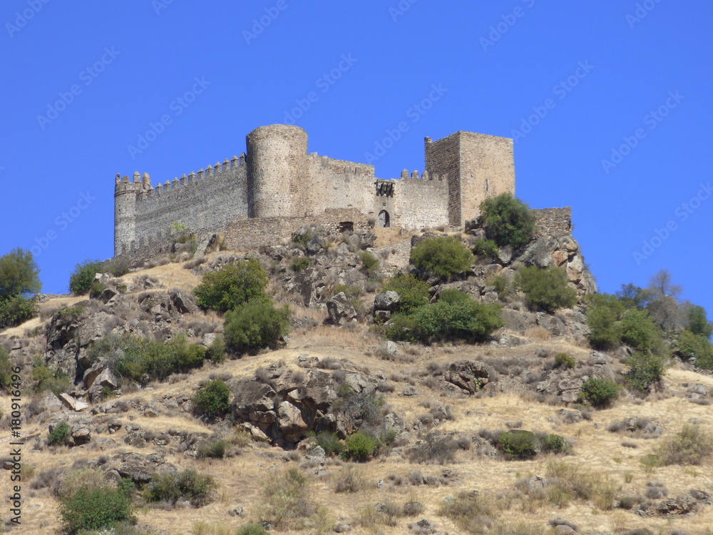 Castillo de Burguillos del Cerro en Badajoz, Extemadura es de origen es árabe del siglo XIV