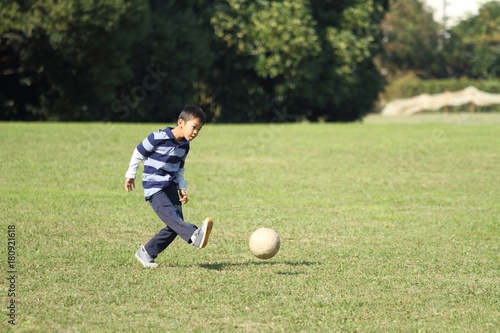 サッカーボールを蹴る小学生(2年生)