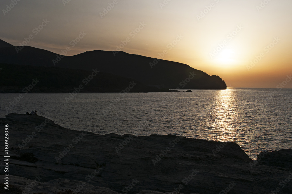 Corsica, 29/08/2017: tramonto sul Mar Mediterraneo sulla costa di Barcaggio, piccolo villaggio sulla punta nord del Capo Corso, famoso per il suo paesaggio selvaggio