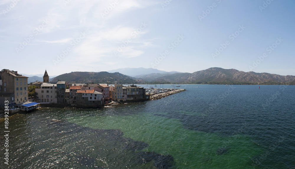 Corsica, 29/08/2017: lo skyline e il porto turistico di Saint-Florent (San Fiorenzo), popolare villaggio di pescatori sulla costa ovest dell'Alta Corsica, chiamato la Saint-Tropez corsa