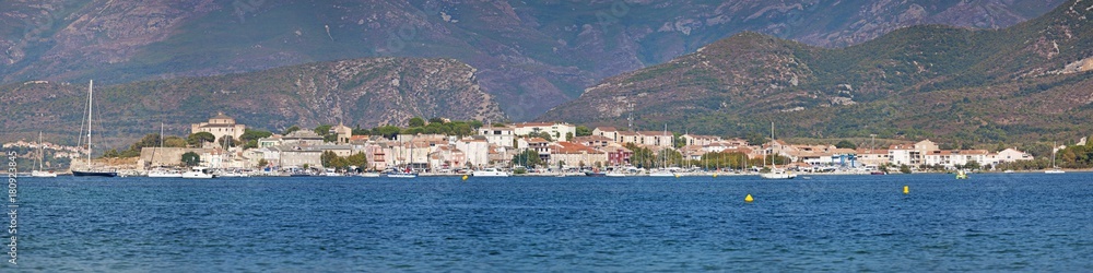 Corsica, 29/08/2017: lo skyline di Saint-Florent (San Fiorenzo), villaggio di pescatori sulla costa ovest dell'Alta Corsica chiamato la Saint-Tropez corsa, visto dalla spiaggia Plage de la Roya